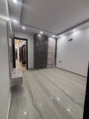 Room in 3 BHK Builder Floor at Outram Lines – for Rent