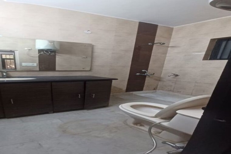 Bathroom, sector 43 2.5 Bedroom 161 Sq.Yd. Builder Floor In Sector 43 Gurgaon 10278779