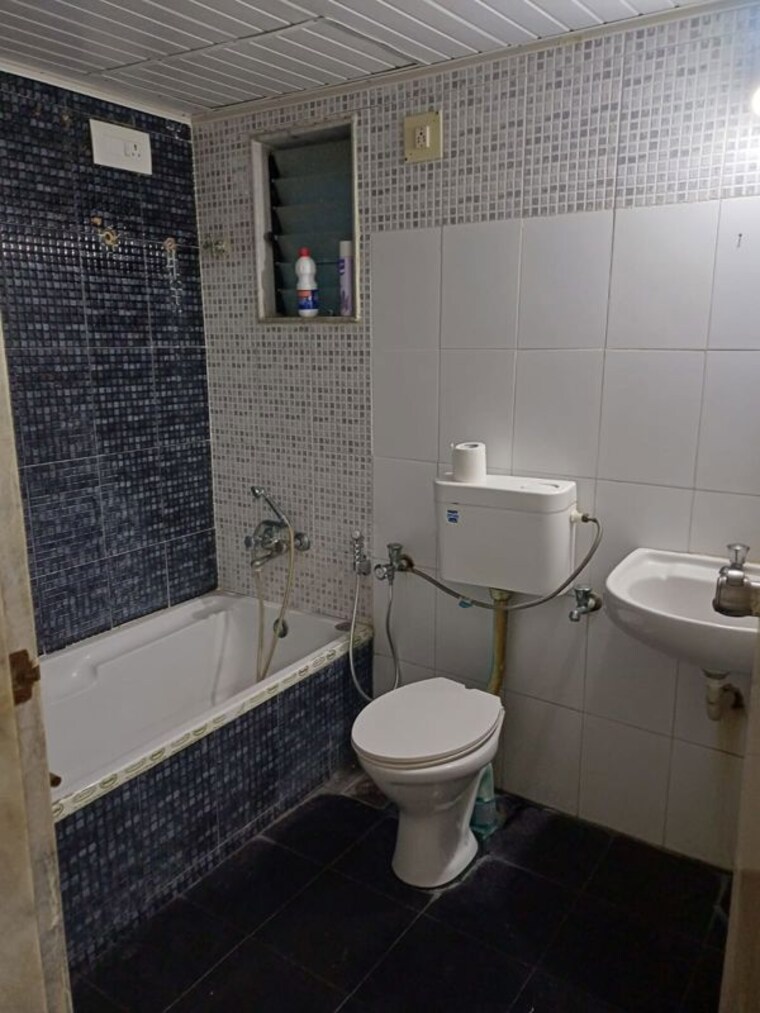 Bathroom, chandkheda 3 Bedroom 225 Sq.Yd. Apartment In Chandkheda Ahmedabad 10278831