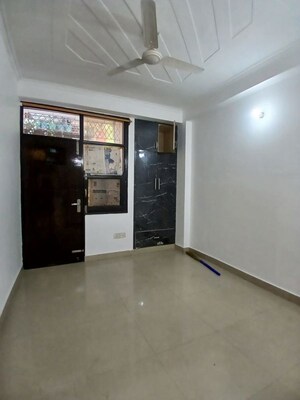 Room in 3 BHK Apartment at Chattarpur – for Rent
