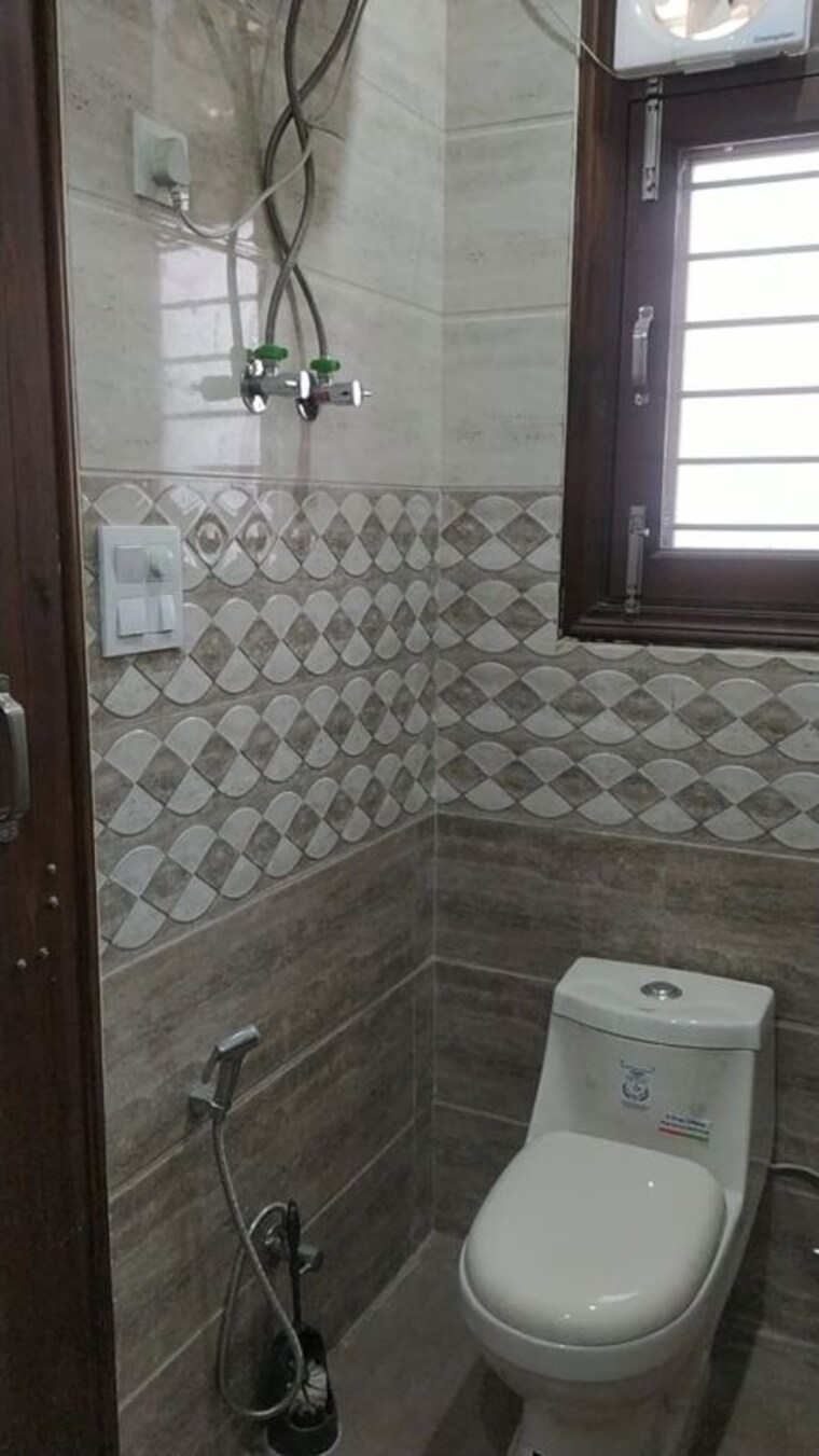 Bathroom, sector 46 2.5 Bedroom 1400 Sq.Ft. Builder Floor In Sector 46 Gurgaon 10278945