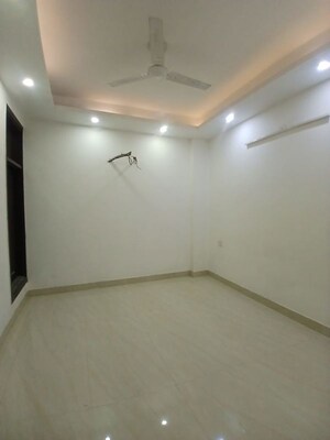 Room in 3 BHK Apartment at Chattarpur – for Rent