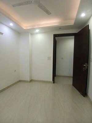 Room in 3 BHK Apartment at Chattarpur – for Rent