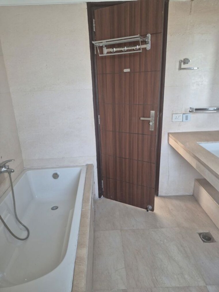 Bathroom, puri-diplomatic-greens-phase-i 4 Bedroom 2950 Sq.Ft. Apartment In Sector 111 Gurgaon 10278976