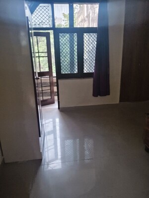 Room in 2 BHK Independent House at RWA Apartments Sector 52, Sector 52 – for Rent