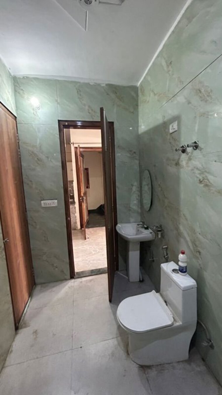 Bathroom, delta i greater noida 2 Bedroom 200 Sq.Yd. Builder Floor In Delta I Greater Noida Greater Noida 10278911