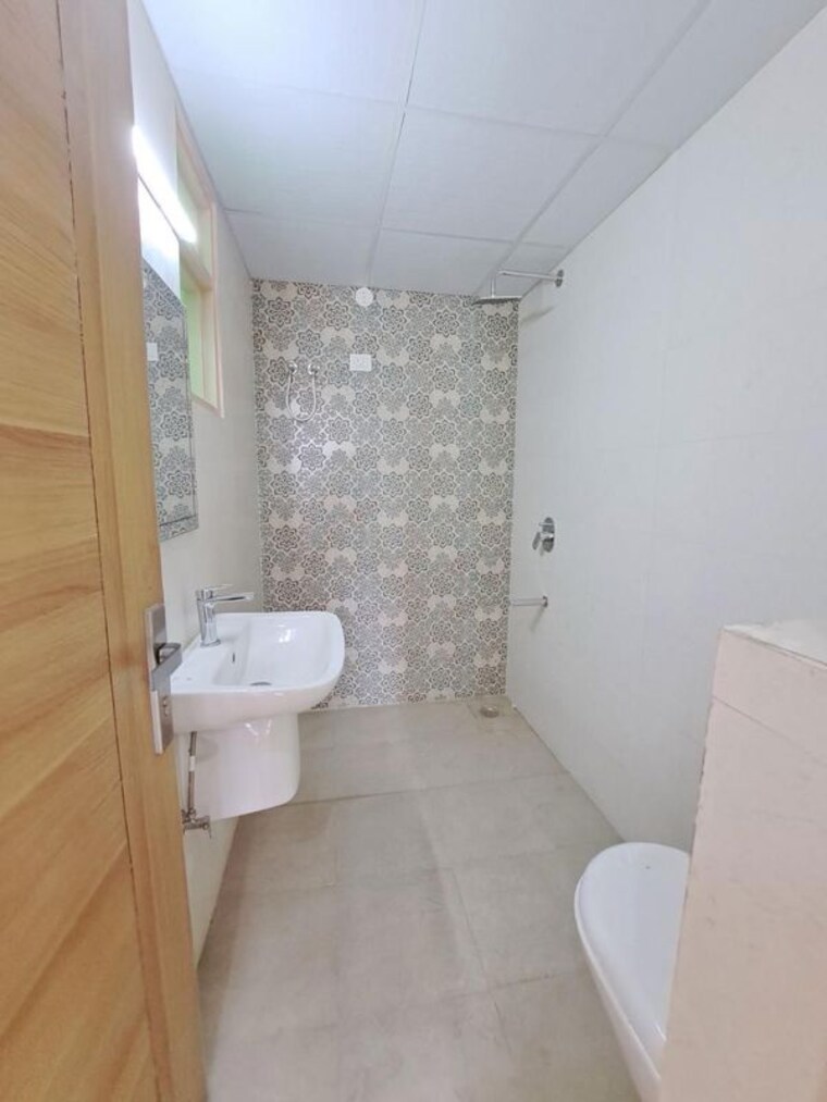 Bathroom, sector 57 3 Bedroom 1836 Sq.Ft. Builder Floor In Sector 57 Gurgaon 10279155