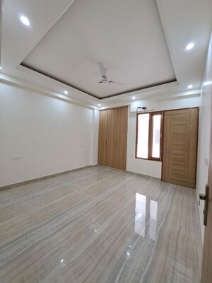 Room in 3 BHK Builder Floor at Sector 57 – for Rent