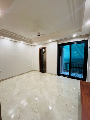Room in 3 BHK Builder Floor at Sector 57 – for Rent