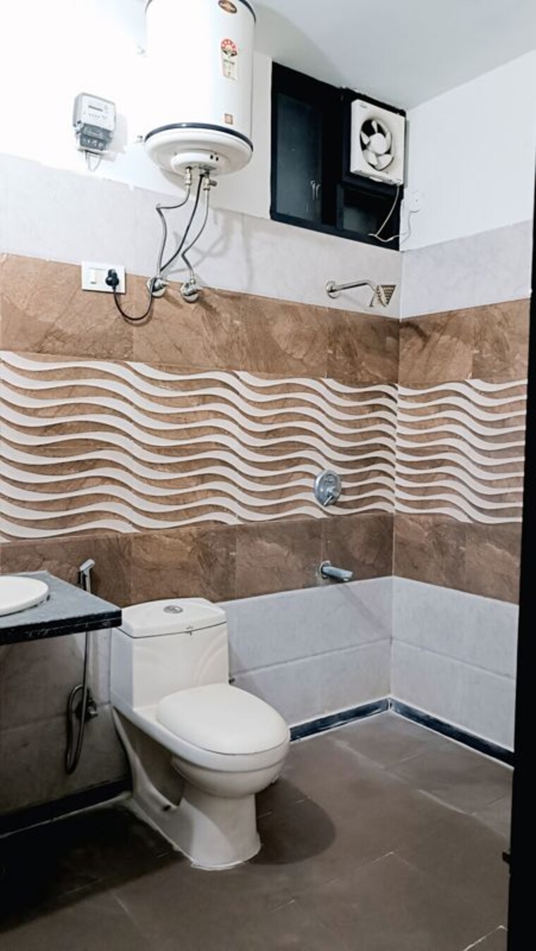 Bathroom, indira colony 2 2 Bedroom 1100 Sq.Ft. Builder Floor In Indira Colony 2 Gurgaon 10279182