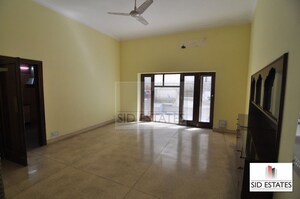 Room in 3 BHK Builder Floor at Defence Colony – for Rent