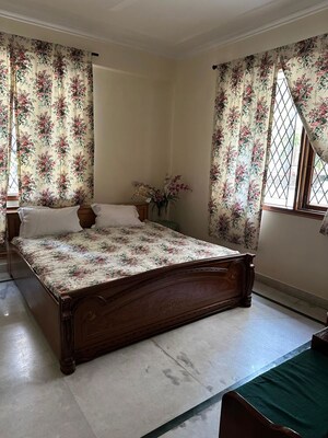 Bedroom in 3 BHK Builder Floor at Dlf Phase ii – for Sale