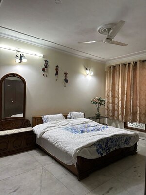 Bedroom in 3 BHK Builder Floor at Dlf Phase ii – for Sale