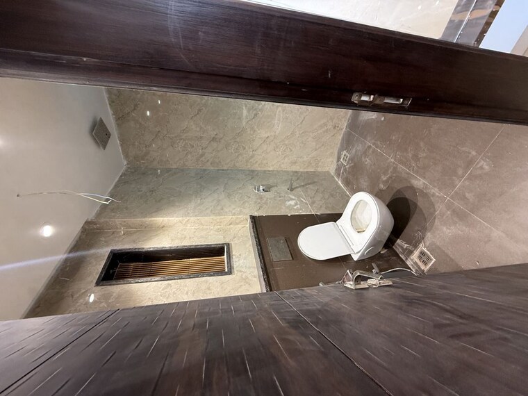 Attached Bathroom, sector 105 2 Bedroom 250 Sq.Ft. Builder Floor In Sector 105 Noida 10280583
