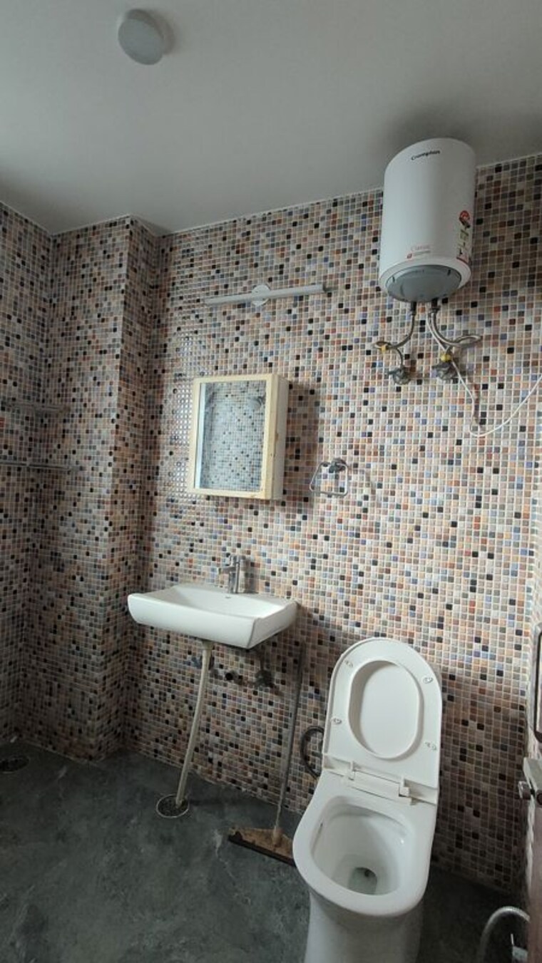 Bathroom, sector 52 3.5 Bedroom 2200 Sq.Ft. Builder Floor In Sector 52 Gurgaon 10280612