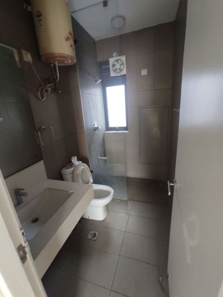 Bathroom, ireo-skyon 3 Bedroom 2000 Sq.Ft. Apartment In Sector 60 Gurgaon 10280644