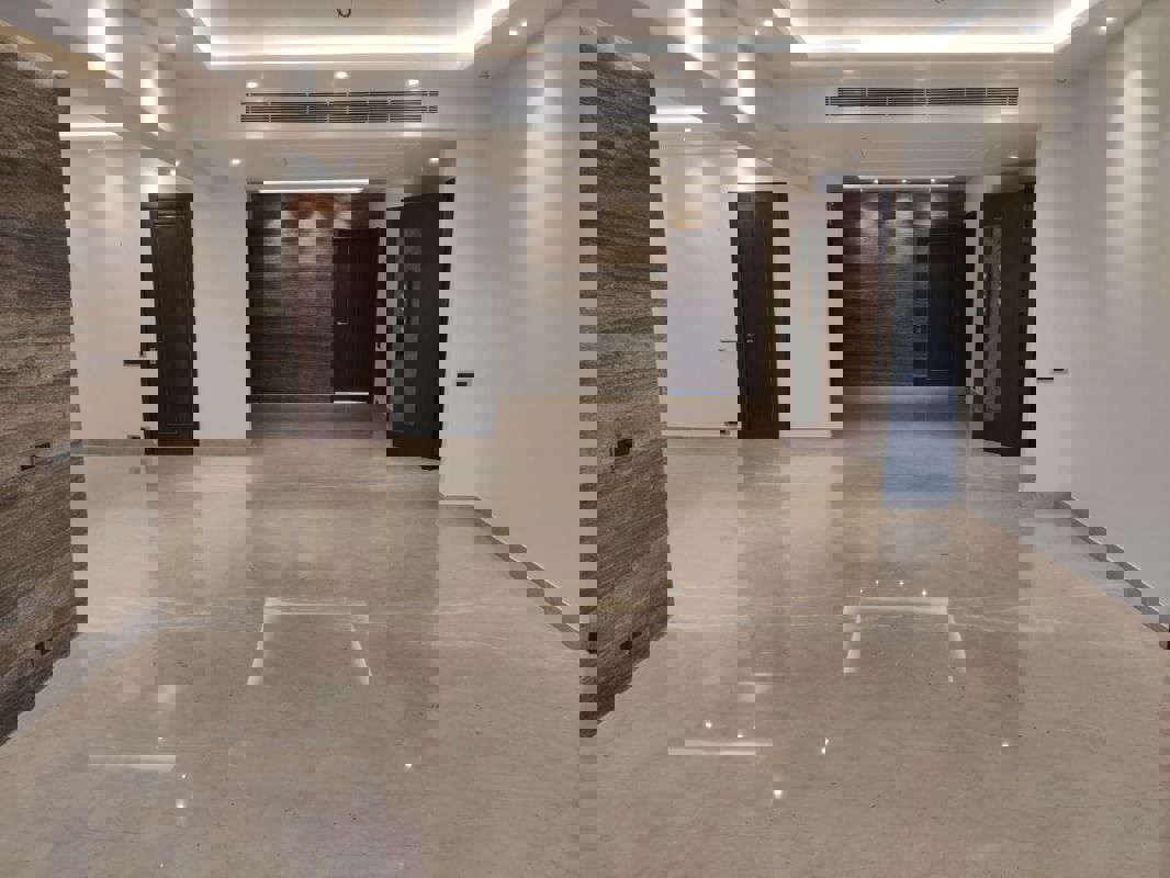 4 BHK + Pooja Room,Servant Room,Store Room 360 Sq.Yd. Builder Floor in DLF City Phase IV