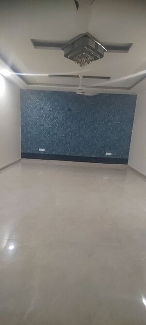 Room in 3 BHK Builder Floor at Sector 85 – for Rent