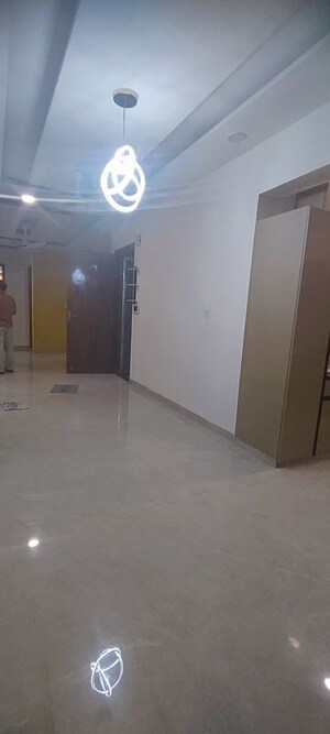 Room in 3 BHK Builder Floor at Sector 85 – for Rent