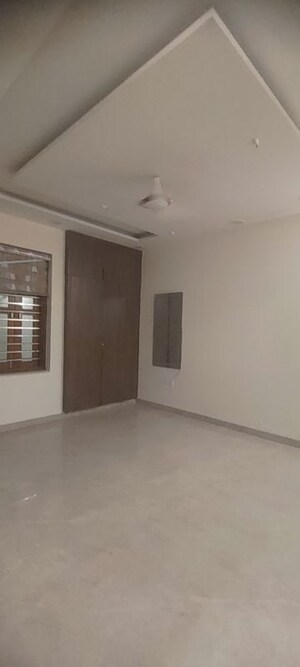 Room in 3 BHK Builder Floor at Sector 85 – for Rent