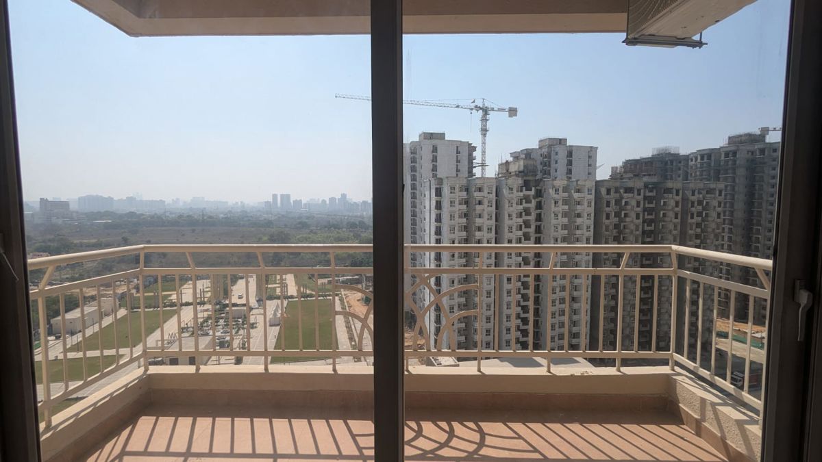 3.5 BHK + Pooja Room,Servant Room,Study Room Apartment For Rent in The Center Court