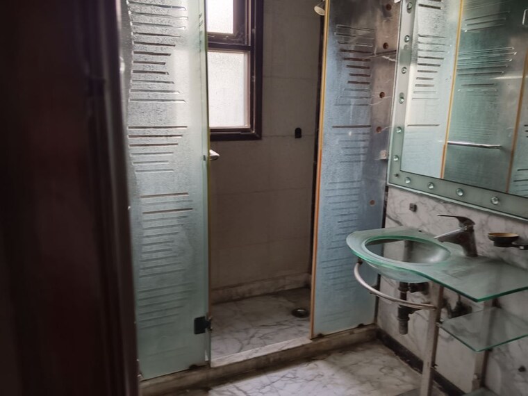 Bathroom, sarita vihar 5 Bedroom 3000 Sq.Ft. Apartment In Sarita Vihar Delhi 10282001