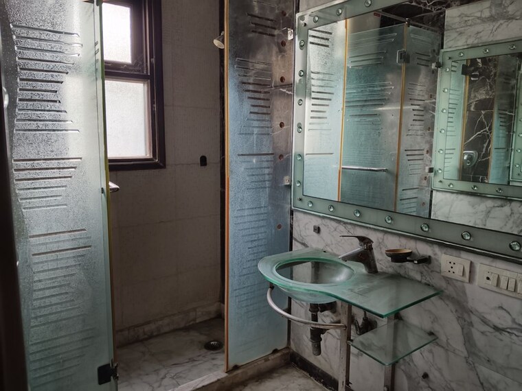 Bathroom, sarita vihar 5 Bedroom 3000 Sq.Ft. Apartment In Sarita Vihar Delhi 10282001