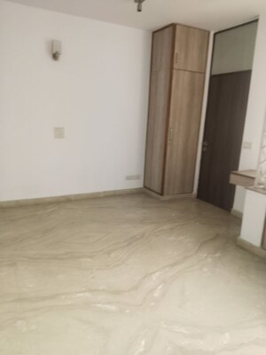 Room in 5 BHK Apartment at Sarita Vihar – for Rent