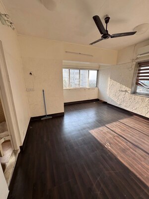 Room in 3 BHK Apartment at Bandra West – for Rent