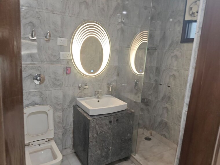Bathroom, paschim vihar 3 Bedroom 125 Sq.Yd. Builder Floor In Paschim Vihar Delhi 10282327