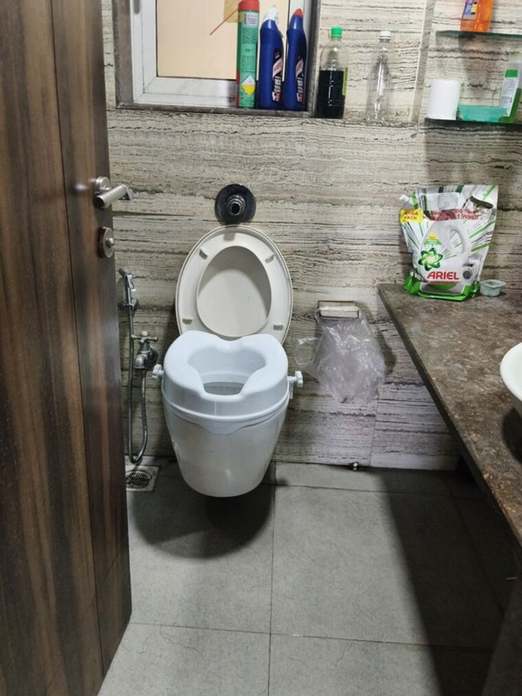 Bathroom, navratna-chs-santacruz-east 3 Bedroom 1500 Sq.Ft. Apartment In Santacruz East Mumbai 10282308