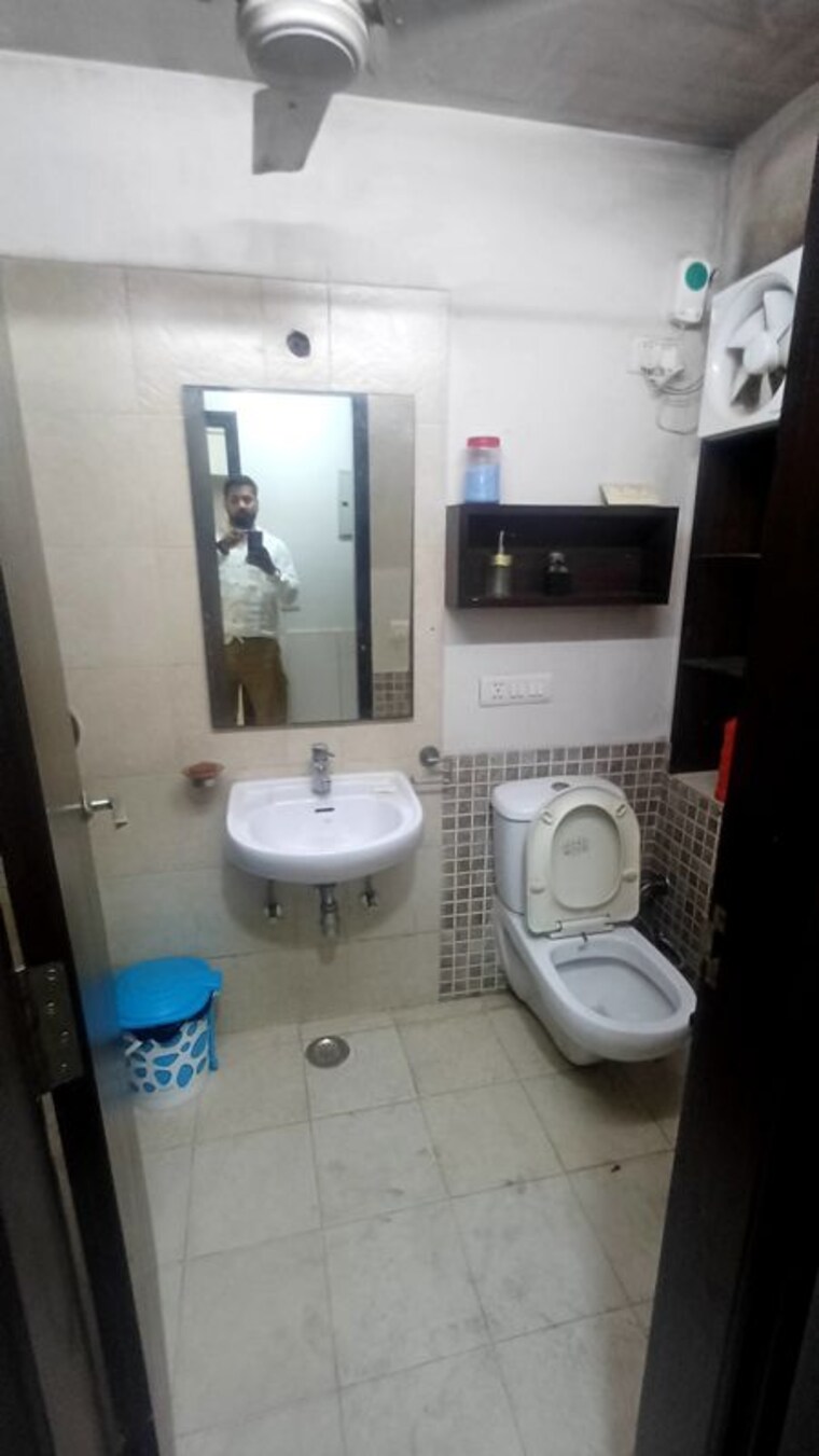 Bathroom, kw-blue-pearl 2.5 Bedroom 1100 Sq.Ft. Apartment In Karol Bagh Delhi 10282292