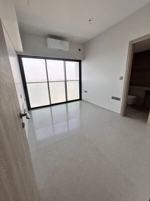 Room in 3 BHK Apartment at Khar West – for Rent