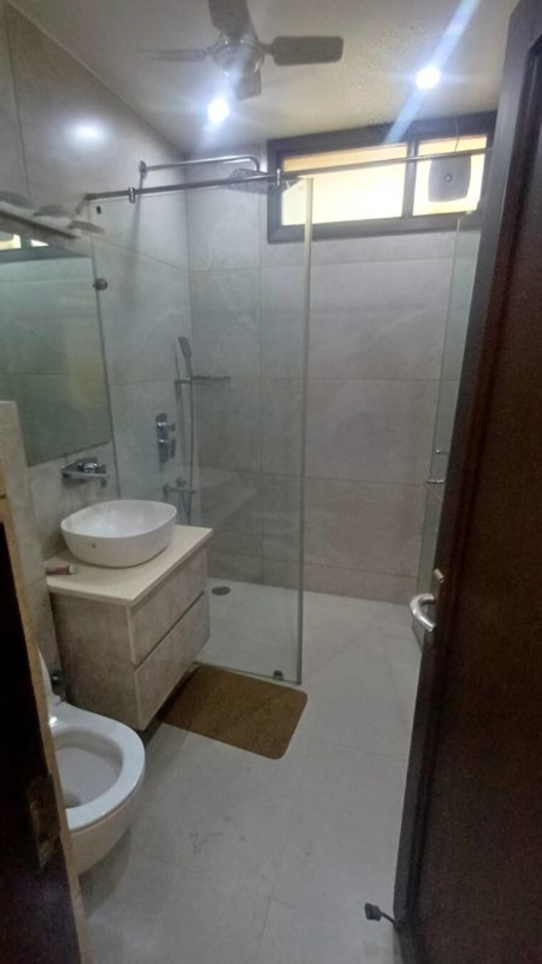 Bathroom, east patel nagar 4 Bedroom 1850 Sq.Ft. Independent House In East Patel Nagar Delhi 10282370