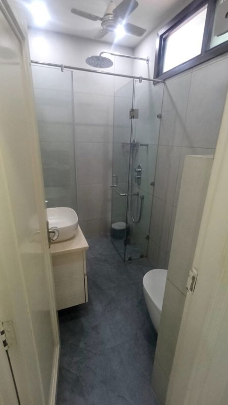 Bathroom, east patel nagar 4 Bedroom 1850 Sq.Ft. Independent House In East Patel Nagar Delhi 10282370