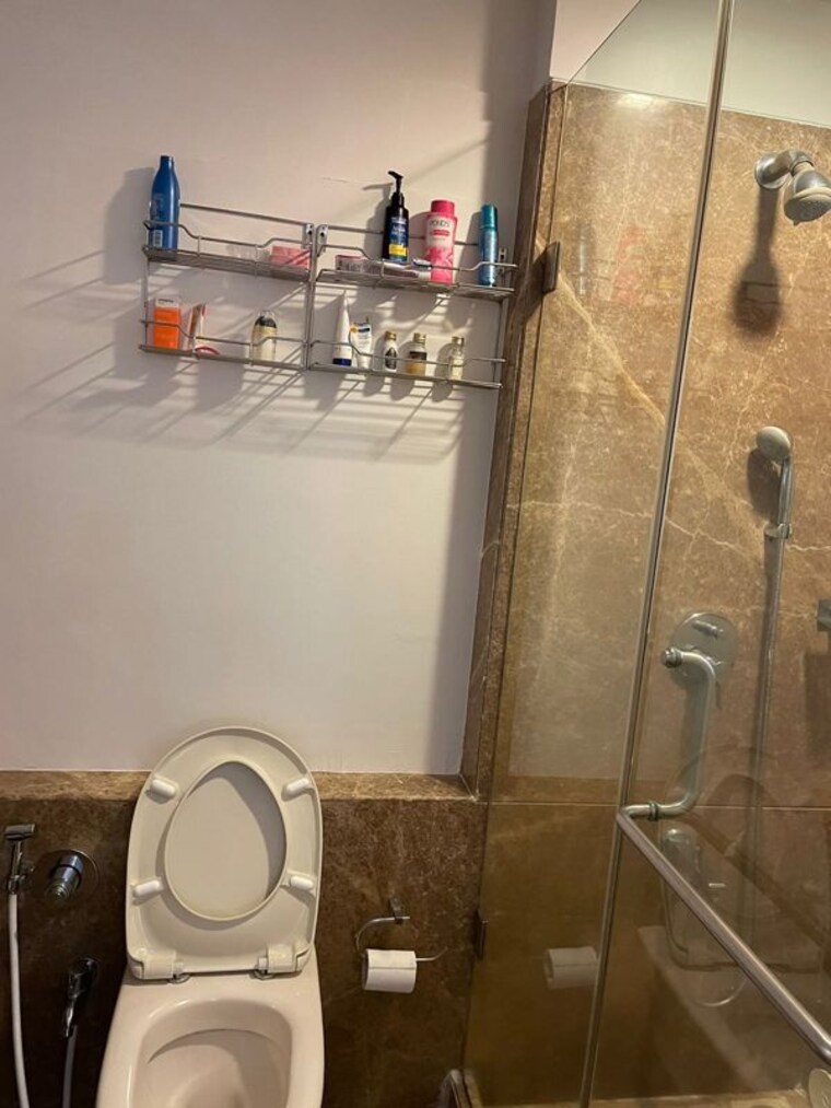 Bathroom, khar west 3 Bedroom 1100 Sq.Ft. Apartment In Khar West Mumbai 10282444