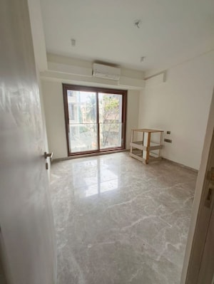 Room in 3 BHK Apartment at Santacruz West – for Rent