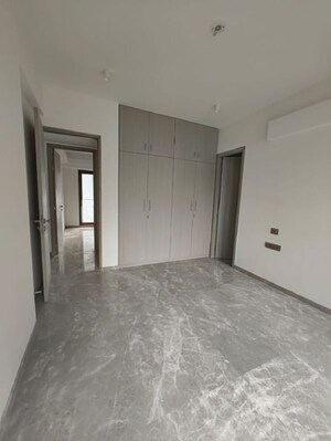 Room in 3 BHK Apartment at Santacruz West – for Rent