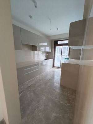 Room in 3 BHK Apartment at Santacruz West – for Rent