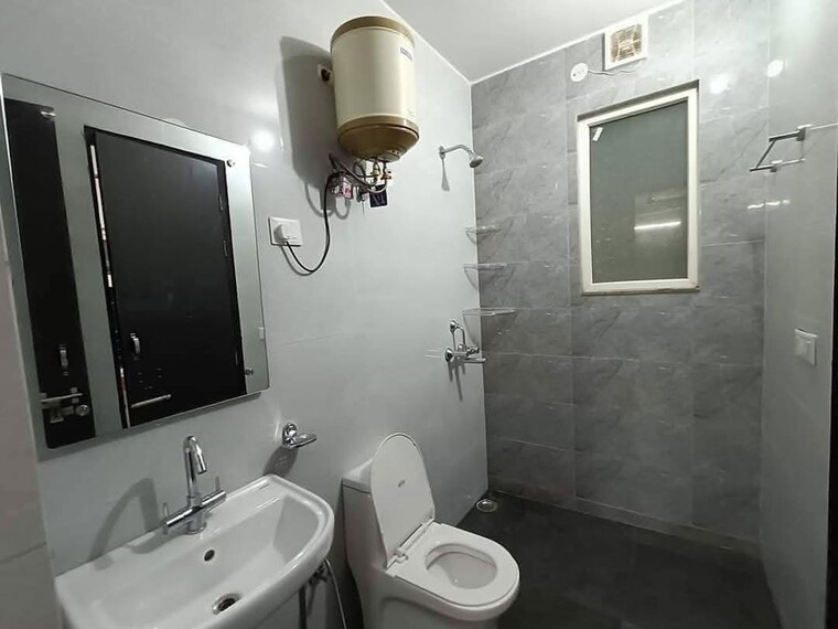 Bathroom, sector 40 2 Bedroom 1450 Sq.Ft. Builder Floor In Sector 40 Gurgaon 10282805