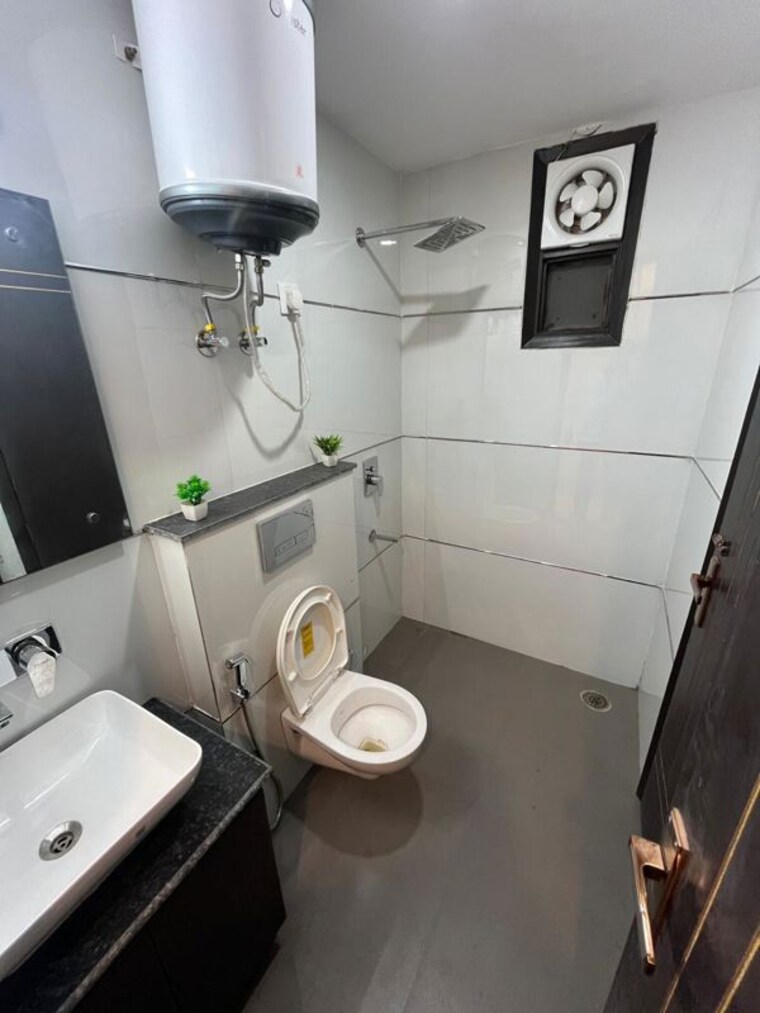 Bathroom, chattarpur 3 Bedroom 1300 Sq.Ft. Apartment In Chattarpur Delhi 10282832