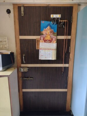 Furnished Amenities in 2 BHK Apartment at Kamlesh Mansion Apartment, Vile Parle East – for Sale