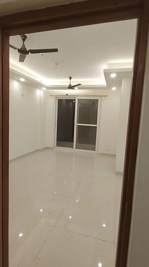 Room in 3 BHK Apartment at Amrapali Crystal Homes, Sector 76 – for Rent