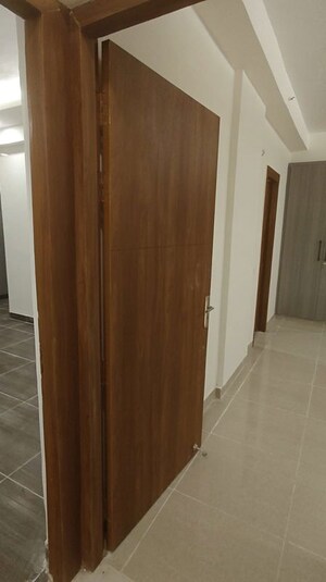 Room in 3 BHK Apartment at Amrapali Crystal Homes, Sector 76 – for Rent