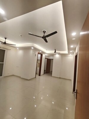 Room in 3 BHK Apartment at Amrapali Crystal Homes, Sector 76 – for Rent