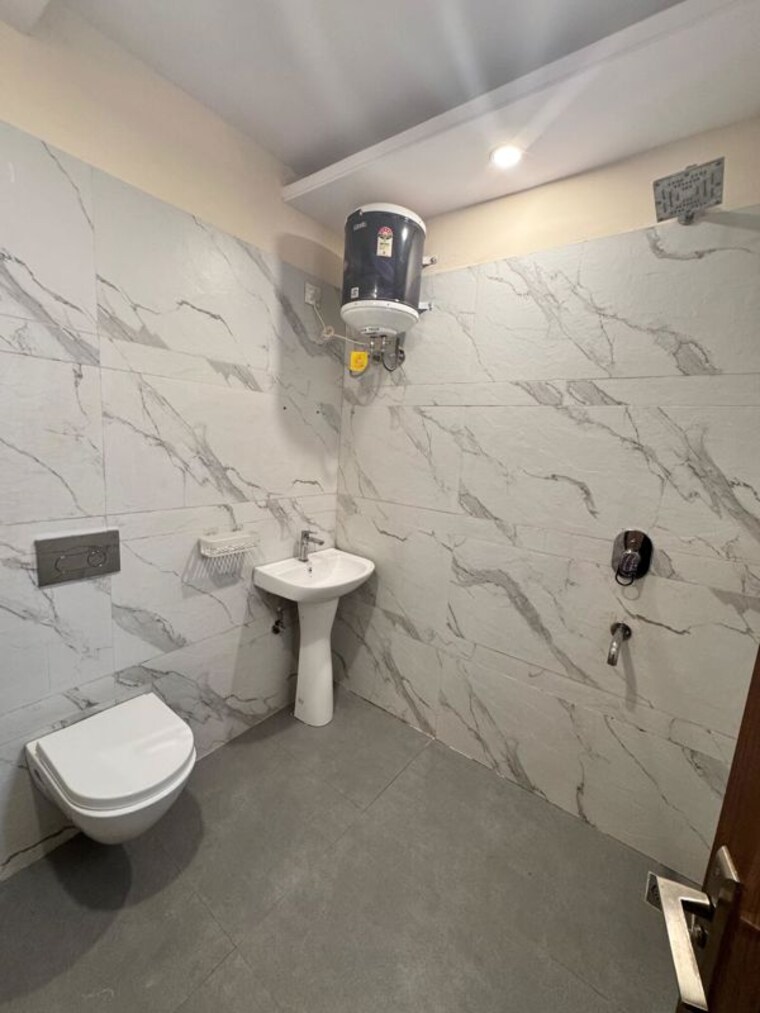 Bathroom, sunshine-enclave 3 Bedroom 1650 Sq.Ft. Builder Floor In Vip Road Zirakpur 10283168