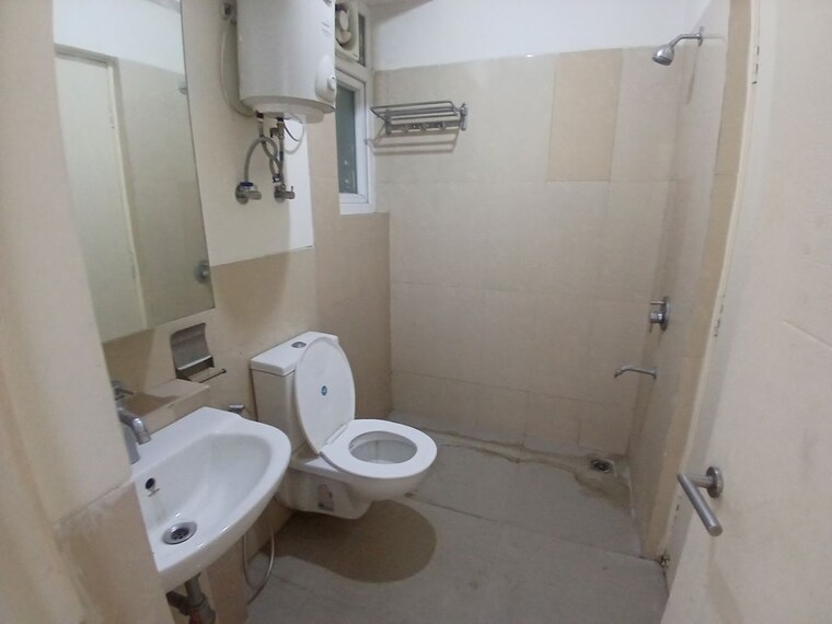 Bathroom, emaar-emerald-floors-premier 4 Bedroom 1975 Sq.Ft. Apartment In Sector 65 Gurgaon 10283352