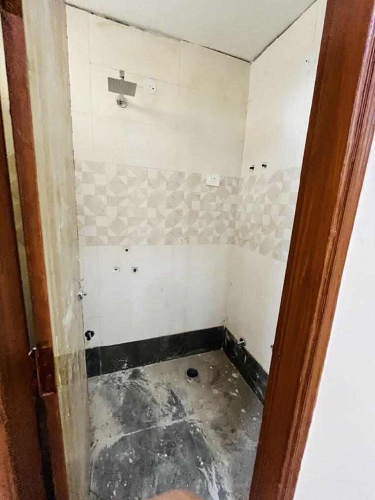 Bathroom, sector 73 1 Bedroom 600 Sq.Ft. Builder Floor In Sector 73 Noida 10283330