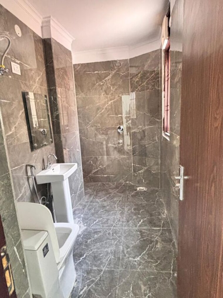 Bathroom, chattarpur 2 Bedroom 85 Sq.Yd. Apartment In Chattarpur Delhi 10283445