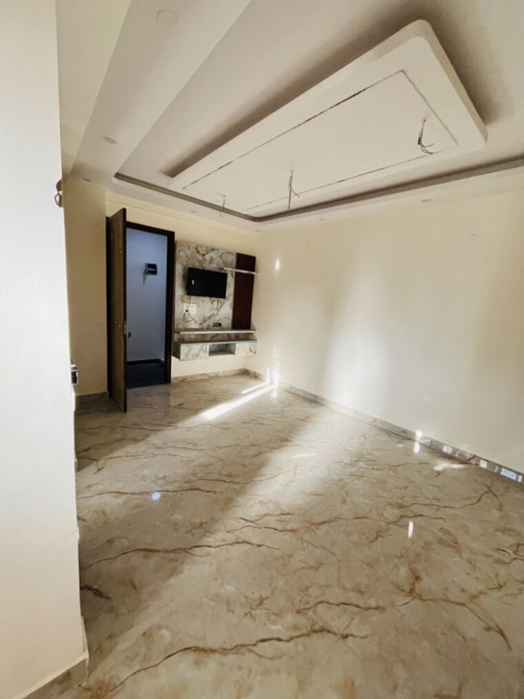 Hall, sector 73 2 Bedroom 1050 Sq.Ft. Builder Floor In Sector 73 Noida 10283449